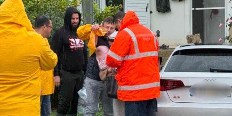 Κακοκαιρία Byron: Εντυπωσιακή διάσωση μητέρας και βρέφους από την πλημμυρισμένη Μάνδρα – Δείτε βίντεο