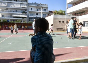 Λουτράκι: Επιμένει στην καταγγελία η δασκάλα του 6χρονου – «Την θώπευσε στο στήθος, είχε ερωτική διάθεση» λέει ο δικηγόρος της