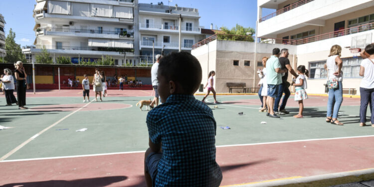 Λουτράκι: Επιμένει στην καταγγελία η δασκάλα του 6χρονου – «Την θώπευσε στο στήθος, είχε ερωτική διάθεση» λέει ο δικηγόρος της