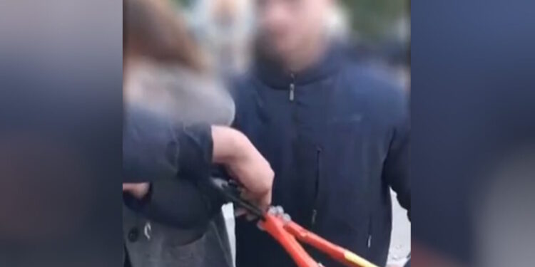 Χαλάνδρι: «Ο καθηγητής έπιασε τα δάχτυλα του παιδιού μου με τον κόφτη και χαμογέλαγε» – Απέβαλαν τον μαθητή