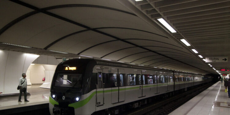 Παραμονή Πρωτοχρονιάς: Τα τελευταία δρομολόγια σε Μετρό, τραμ, λεωφορεία και τρόλεϊ πριν την αλλαγή του χρόνου