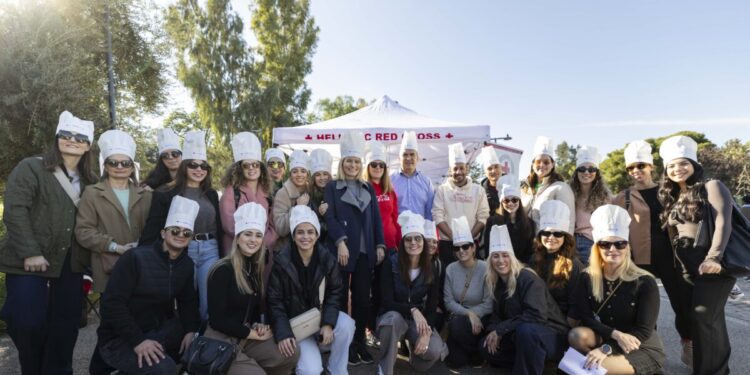 Η Coca-Cola και ο Ελληνικός Ερυθρός Σταυρός μαζί αυτά τα Χριστούγεννα: Μια μεγάλη αγκαλιά για τους συνανθρώπους μας που έχουν ανάγκη