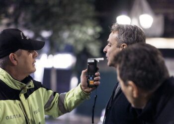 Κυριάκος Μητσοτάκης: Επισκέφθηκε μπλόκο για αλκοτέστ μαζί με τον Μιχάλη Χρυσοχοΐδη το βράδυ του Σαββάτου