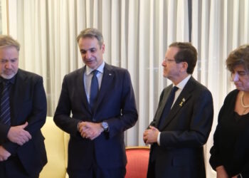 Μητσοτάκης και Χέρτσογκ επισκέφθηκαν τους γονείς του Ιωνά Καρούση που σκοτώθηκε σε τρομοκρατική επίθεση στο Τελ Αβίβ