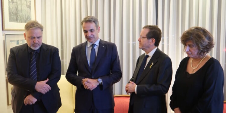 Μητσοτάκης και Χέρτσογκ επισκέφθηκαν  τους γονείς του Ιωνά Καρούση που σκοτώθηκε σε τρομοκρατική επίθεση στο Τελ Αβίβ