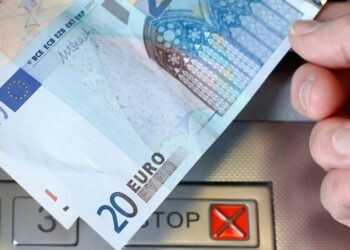 Συντάξεις και επιδόματα στους λογαριασμούς μέχρι τα Χριστούγεννα: Οι αυξήσεις που έρχονται με τη νέα χρονιά