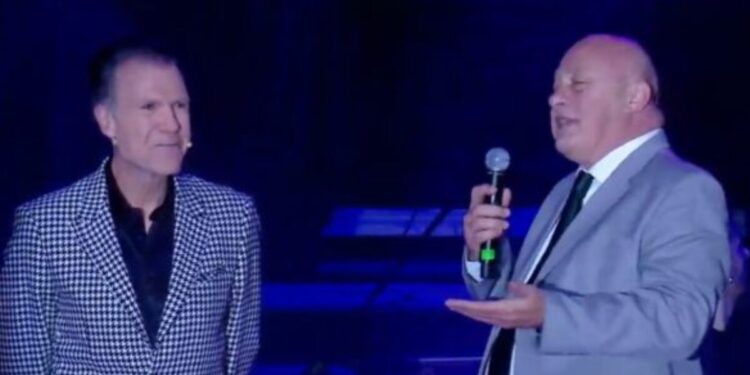 Τα «γαλλικά» του Μπέου στον Πολύζο στο άναμμα του δέντρου στον Βόλο: «Πάντα κάνει κάποια μ@@@@@@»