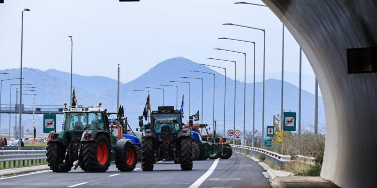 Μπλόκα αγροτών: Κορυφώνεται η έξοδος εν μέσω κινητοποιήσεων – Τα σημεία που άνοιξαν για να διευκολυνθούν οι ταξιδιώτες των Χριστουγέννων