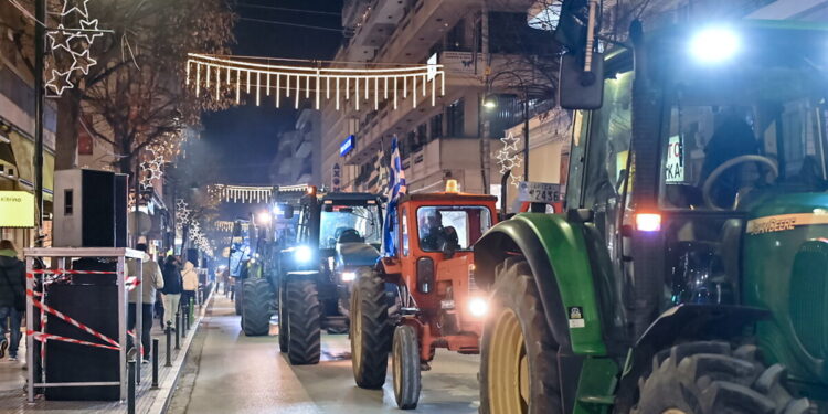 Οι αγρότες ετοιμάζονται για «ρεβεγιόν» στα μπλόκα: Κλιμακώνονται οι κινητοποιήσεις, σκληραίνει η στάση τους μετά τις γιορτές