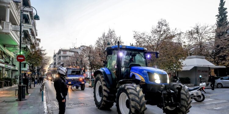 Αγροτικές κινητοποιήσεις: Έτοιμοι για Χριστούγεννα στα μπλόκα οι αγρότες – Αντί για συνάντηση, στέλνουν λίστα με αιτήματα στον Κυριάκο Μητσοτάκη