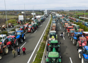 Αγροτικά μπλόκα: Νέες κινητοποιήσεις σε «Πράσινα Φανάρια» και κόμβο Δερβενίου – Πάνω από 6.000 τρακτέρ στους δρόμους