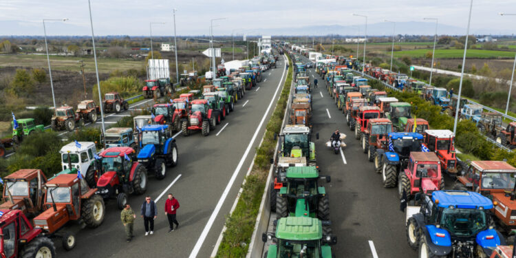 Αγροτικά μπλόκα: Νέες κινητοποιήσεις σε «Πράσινα Φανάρια» και κόμβο Δερβενίου – Πάνω από 6.000 τρακτέρ στους δρόμους