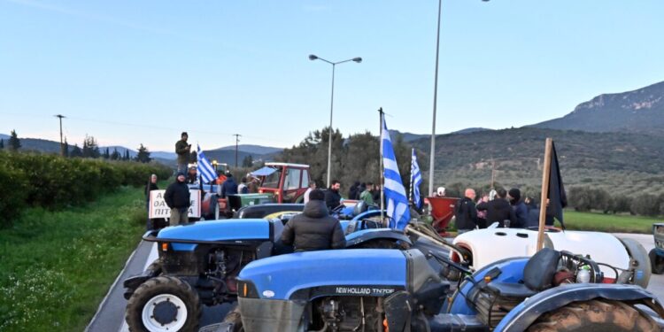 Ανυποχώρητοι οι αγρότες στα μπλόκα: Κλείνουν σήμερα τις σήραγγες των Τεμπών για τα φορτηγά – Τι θα γίνει τις μέρες των Χριστουγέννων