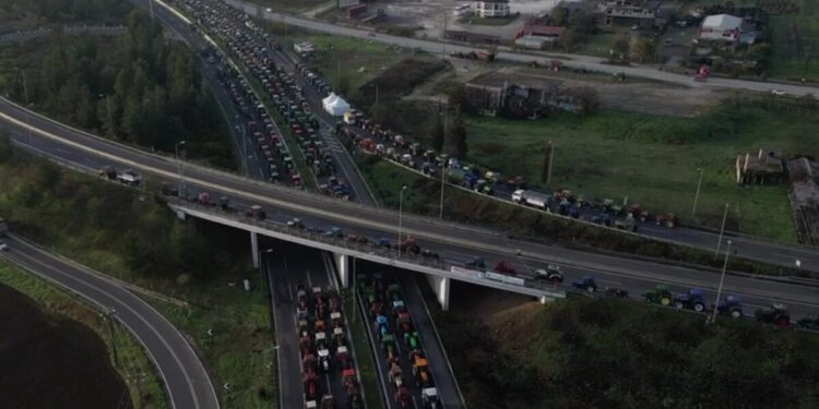 Μπλόκα αγροτών: Drone καταγράφει τις κινητοποιήσεις στη Νίκαια – Απέραντο «πάρκινγκ» η Αθηνών – Θεσσαλονίκης