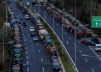 Μπλόκα αγροτών: Ενισχύονται σε Έβρο και σε κομβικά σημεία της Εθνικής Οδού Αθηνών-Λαμίας