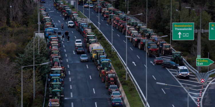 Μπλόκα αγροτών: Ενισχύονται σε Έβρο και σε κομβικά σημεία της Εθνικής Οδού Αθηνών-Λαμίας