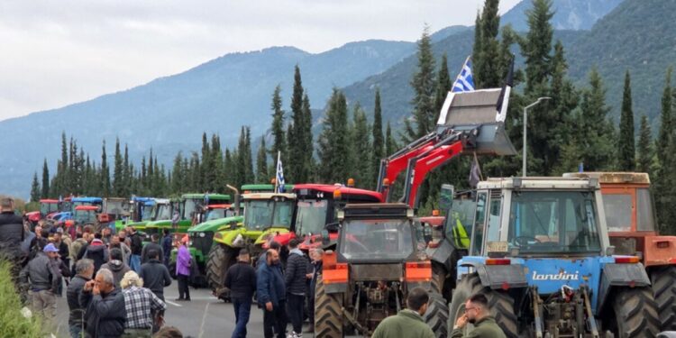 Μπλόκα αγροτών: Κλειστή η Εθνικής Οδού Αθηνών – Λαμίας, αύριο κλείνει και το Κάστρο στη Βοιωτία