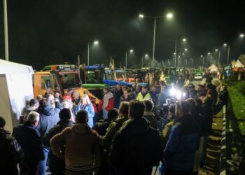 Αγρότες: Κλιμάκωση στα μπλόκα ενόψει Χριστουγέννων – Κλείνουν παρακαμπτήριους και ανοίγουν τα διόδια