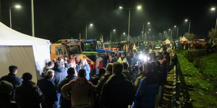 Αγρότες: Κλιμάκωση στα μπλόκα ενόψει Χριστουγέννων – Κλείνουν παρακαμπτήριους και ανοίγουν τα διόδια