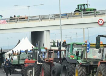 Οι αγρότες «κόβουν την Ελλάδα στα δύο»: Μπλόκα και σε παράδρομους, ετοιμάζονται για λιμάνια