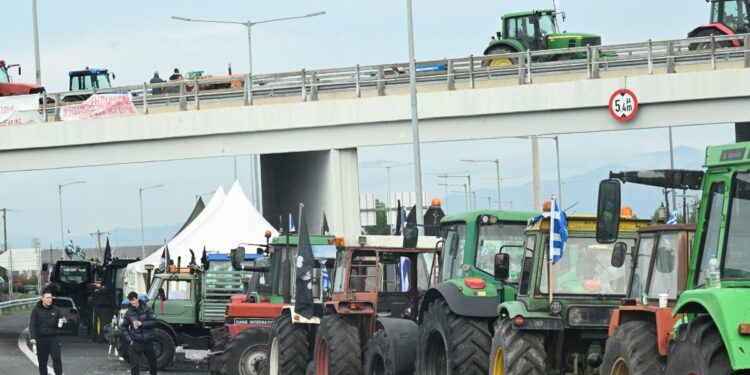 Οι αγρότες «κόβουν την Ελλάδα στα δύο»: Μπλόκα και σε παράδρομους, ετοιμάζονται για λιμάνια