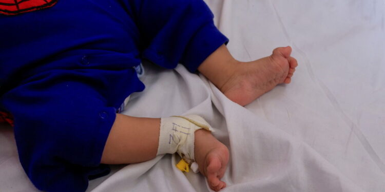 «Αν είναι αυτό που υποψιάζομαι θα βάλω τον πατέρα στο χώμα» λέει η γιαγιά του βρέφους που ξεψύχησε στο κρεβάτι των γονέων του