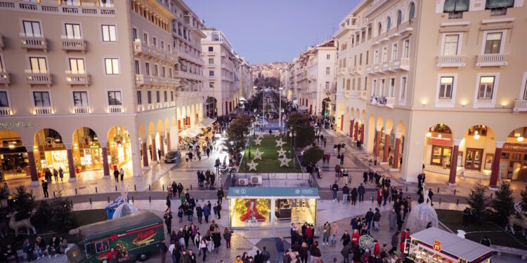 «Μύρισε Χριστούγεννα» παντού: Η εταιρεία Ε.Ι. Παπαδόπουλος «ταξίδεψε» την πιο Χριστουγεννιάτικη μπισκοτένια μυρωδιά από τα εργοστάσιά της στην καρδιά της Θεσσαλονίκης