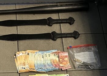 Αμπελόκηποι: Έρευνα της ΕΛΑΣ οδήγησε σε σπίτι με κάνναβη, ρόπαλα και σπαθιά – 31χρονος πέταξε τσάντα με ναρκωτικά από το μπαλκόνι