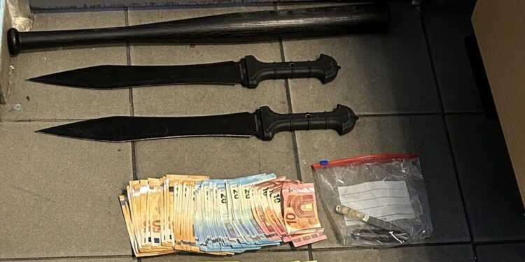 Αμπελόκηποι: Έρευνα της ΕΛΑΣ οδήγησε σε σπίτι με κάνναβη, ρόπαλα και σπαθιά – 31χρονος πέταξε τσάντα με ναρκωτικά από το μπαλκόνι