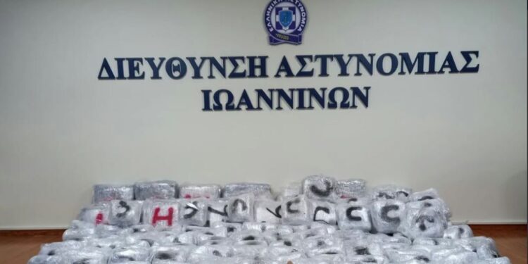 Ιωάννινα: Επεισοδιακή καταδίωξη 23χρονης στην εθνική οδό – Είχε μέσα σε τζιπ 215 κιλά κάνναβης και τον 2,5 ετών γιο της, χτύπησε περιπολικά για να διαφύγει