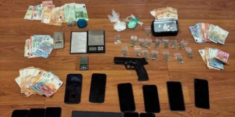 Βόρεια προάστια: Ανήλικα «βαποράκια» έσπρωχναν ναρκωτικά σε σχολεία και γήπεδα – Οι αυστηροί κανόνες και τα βασανιστήρια και ο «εγκέφαλος»