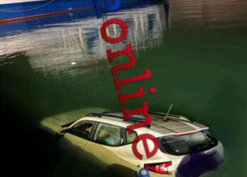 Νέα Στύρα: Αυτοκίνητο έπεσε μέσα στην θάλασσα μπροστά στο λιμάνι – Λιμενικός βούτηξε και έσωσε τους 4 επιβάτες