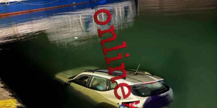 Νέα Στύρα: Αυτοκίνητο έπεσε μέσα στην θάλασσα μπροστά στο λιμάνι – Λιμενικός βούτηξε και έσωσε τους 4 επιβάτες