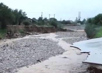 Κακοκαιρία Byron: Δρόμος εξαφανίστηκε στη Νέα Πέραμο – Συγκλονιστικές εικόνες