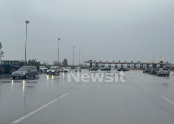 Η «κηδεία της αγροτιάς»: Συμβολική πορεία με νεκροφόρες στο μπλόκο των Μαλγάρων