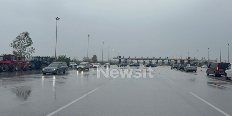 Η «κηδεία της αγροτιάς»: Συμβολική πορεία με νεκροφόρες στο μπλόκο των Μαλγάρων