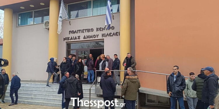 Σύσκεψη αγροτών στη Νίκαια: «Ο Μητσοτάκης έκλεισε συνάντηση μόνος του», λένε – Άχυρα και πορτοκάλια στο γραφείο Ανδριανού