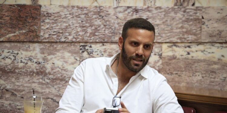 «Ο Νίκος Παππάς λέει ψέμματα: Με χτύπησε και με γρονθοκόπησε πισώπλατα» λέει ο δημοσιογράφος Νίκος Γιαννόπουλος