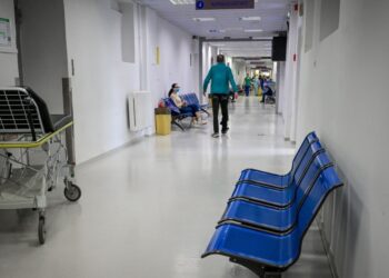 Τα κρούσματα της γρίπης φέρνουν ασφυξία στα νοσοκομεία: «Γολγοθάς» των ασθενών στα Επείγοντα, ελλείψεις σε αντιικά