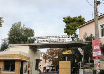 Μενίδι: Στο νοσοκομείο και σε σοβαρή κατάσταση οδηγός μετά από τροχαίο