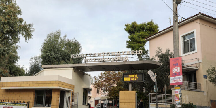 Μενίδι: Στο νοσοκομείο και σε σοβαρή κατάσταση οδηγός μετά από τροχαίο