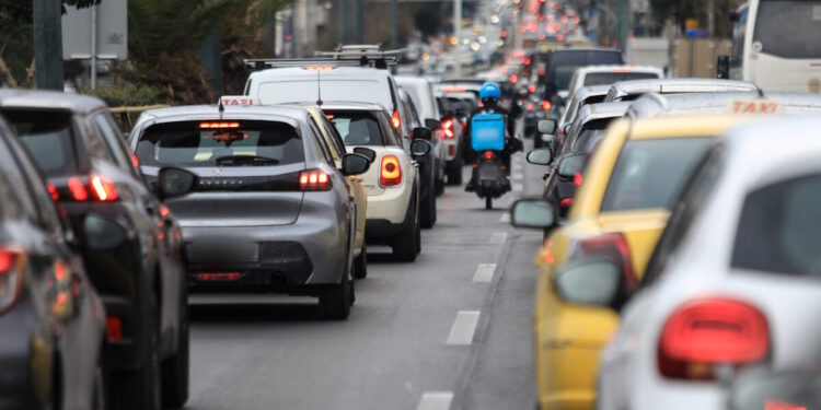 Πειραιάς: Οδηγός αυτοκινήτου ξυλοκόπησε ντελιβερά για την προτεραιότητα