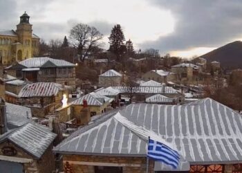 Στα λευκά η χώρα: Οι πρώτες εικόνες από τα χιονισμένα τοπία σε Εύβοια, Φλώρινα και Χελμό