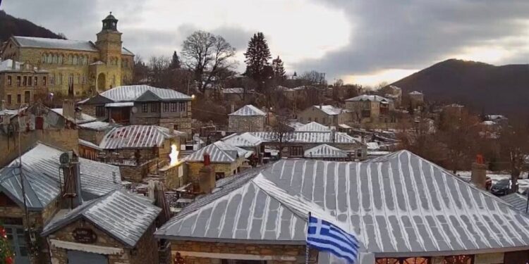 Στα λευκά η χώρα: Οι πρώτες εικόνες από τα χιονισμένα τοπία σε Εύβοια, Φλώρινα και Χελμό