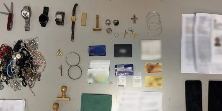 Χειροπέδες σε 45χρονη οικιακή βοηθό που έκλεβε κοσμήματα και χρήματα από σπίτια που εργαζόταν