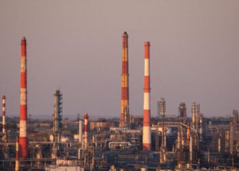 ΟΠΕΚ+: Φρενάρει την παραγωγή πετρελαίου λόγω υπερπροσφοράς – Πώς εξελίσσονται οι τιμές