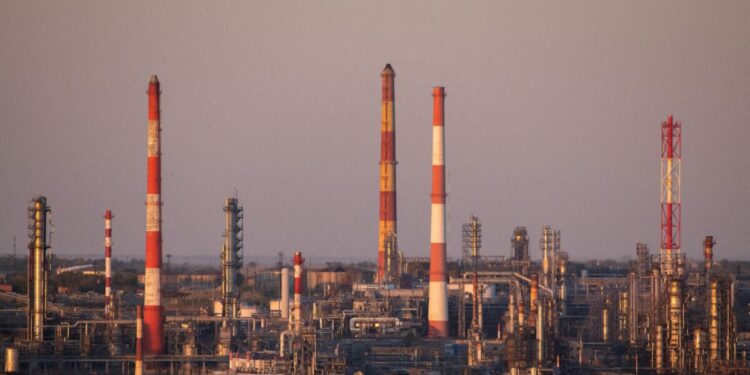 ΟΠΕΚ+: Φρενάρει την παραγωγή πετρελαίου λόγω υπερπροσφοράς – Πώς εξελίσσονται οι τιμές