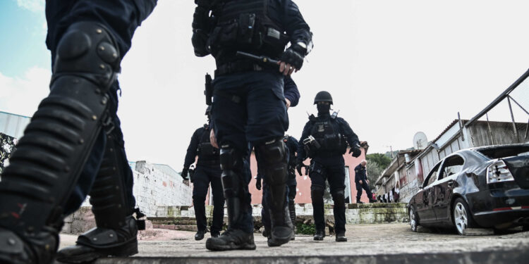 Μεγάλη αστυνομική επιχείρηση για σπείρα που έκανε κλοπές και απάτες στην Αττική – 11 προσαγωγές