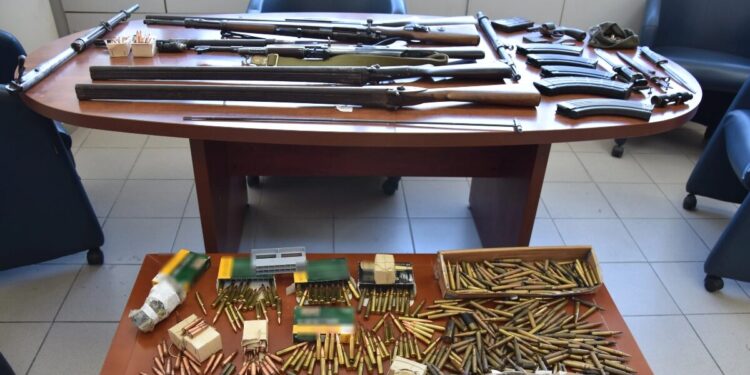 Ηράκλειο: 54χρονος είχε κάνει το σπίτι του οπλοστάσιο – Βρέθηκαν εκατοντάδες φυσίγγια, κάθε είδους όπλα και στρατιωτικός εξοπλισμός