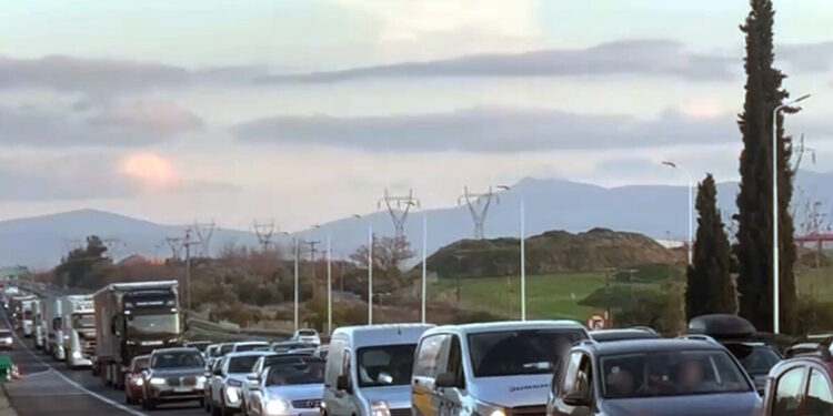 Μπλόκα αγροτών: Διαβουλεύσεις αγροτών και Αστυνομίας να δοθούν επιπλέον λωρίδες για την χριστουγεννιάτικη έξοδο – Εφιάλτης η Αθηνών – Λαμίας